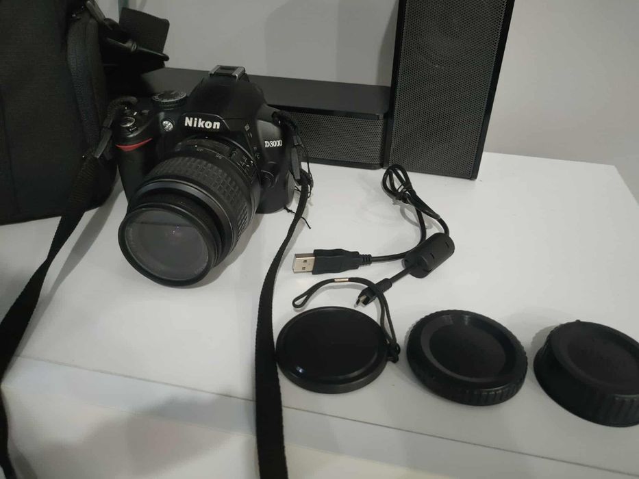 Aparat lustrzanka Nikon d3000 z obiektywem i akcesoriami