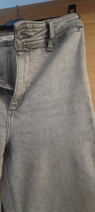 Jeans da Mango tamanho 34. As duas a 16€. A pagar portes de envio