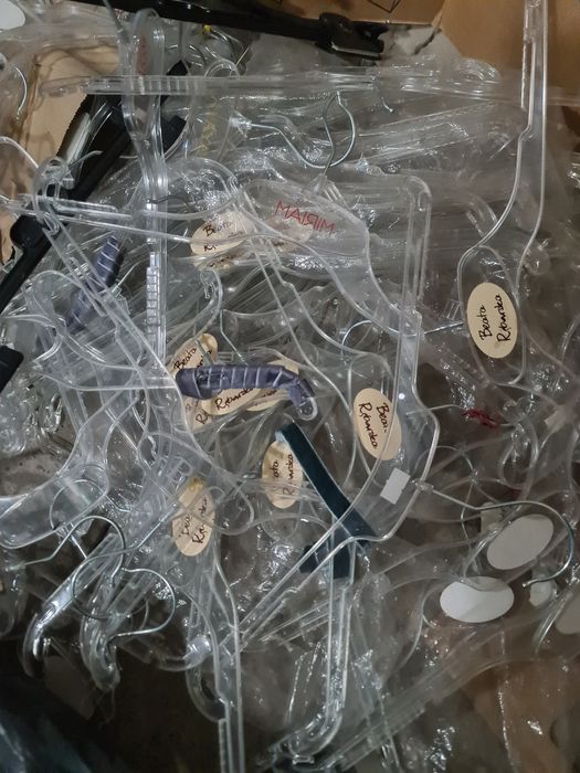 Sprzedam 70 przeźroczystych wieszaków