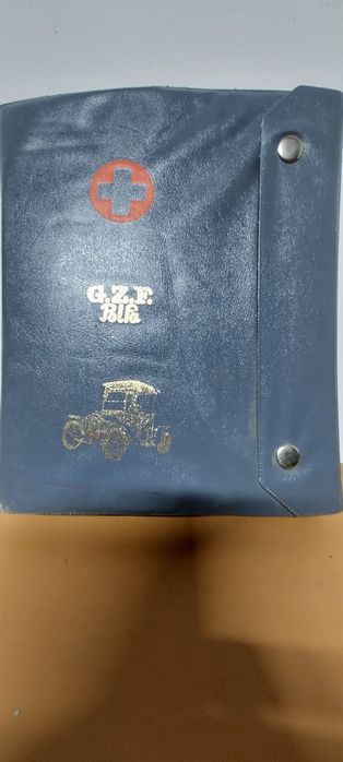 Zabytkowa apteczka samochodowa