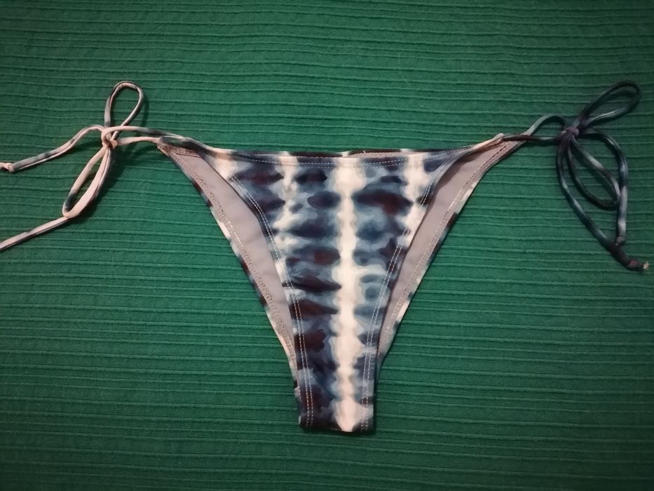 Cueca biquíni azul e branco