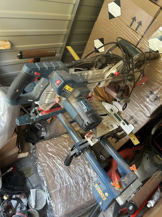 Ukosnica Bosch + stol GCM8