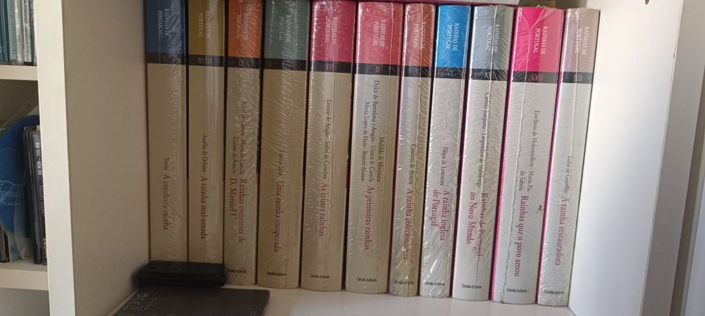 Estante de livros completos