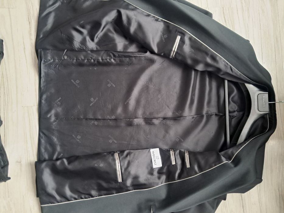 Elegancki czarny garnitur męski