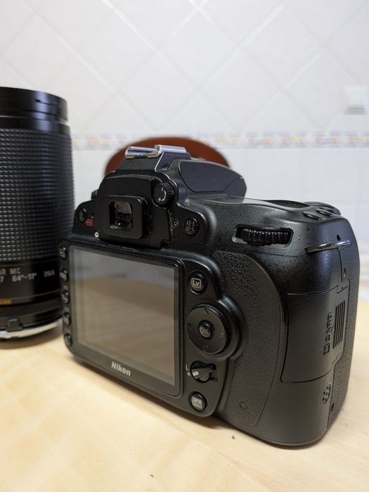 Nikon D90 + Lente + Acessórios (para peças ou reparação)