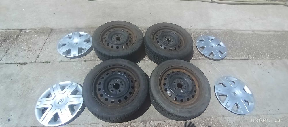 Pneus 205/55 R16 com jantes e tampões