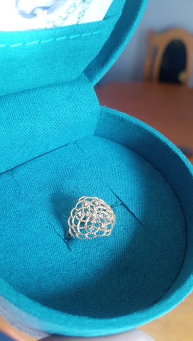 Pierścionek złoty z małymi diamentami