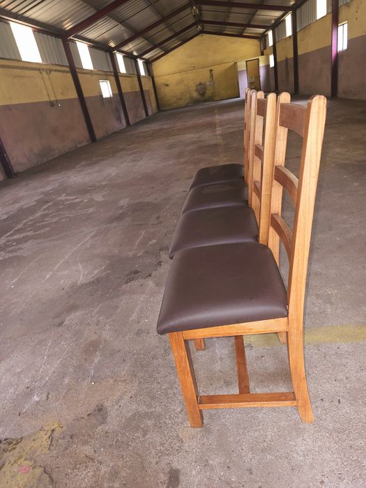 Cadeiras em madeira de castanheiro, .maciça