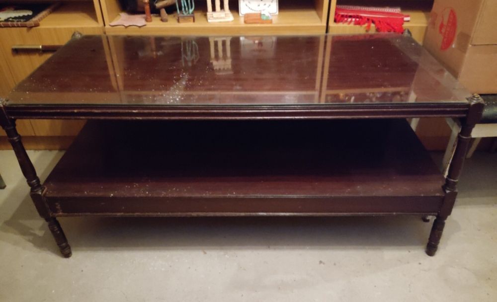 Mesa de madeira com tampo em vidro