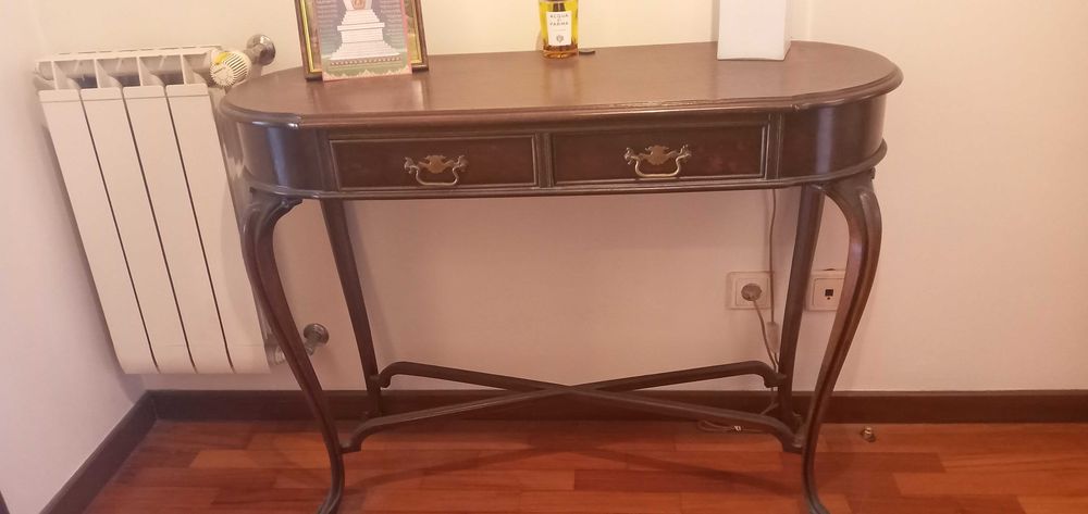 Mesa de entrada elegantíssima, madeira maciça, estado impecável