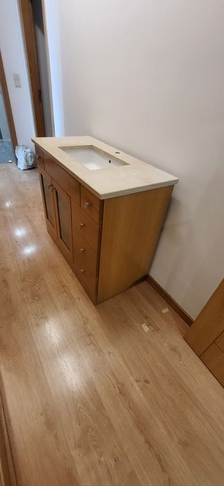 Móvel de casa de banho com lavatório
