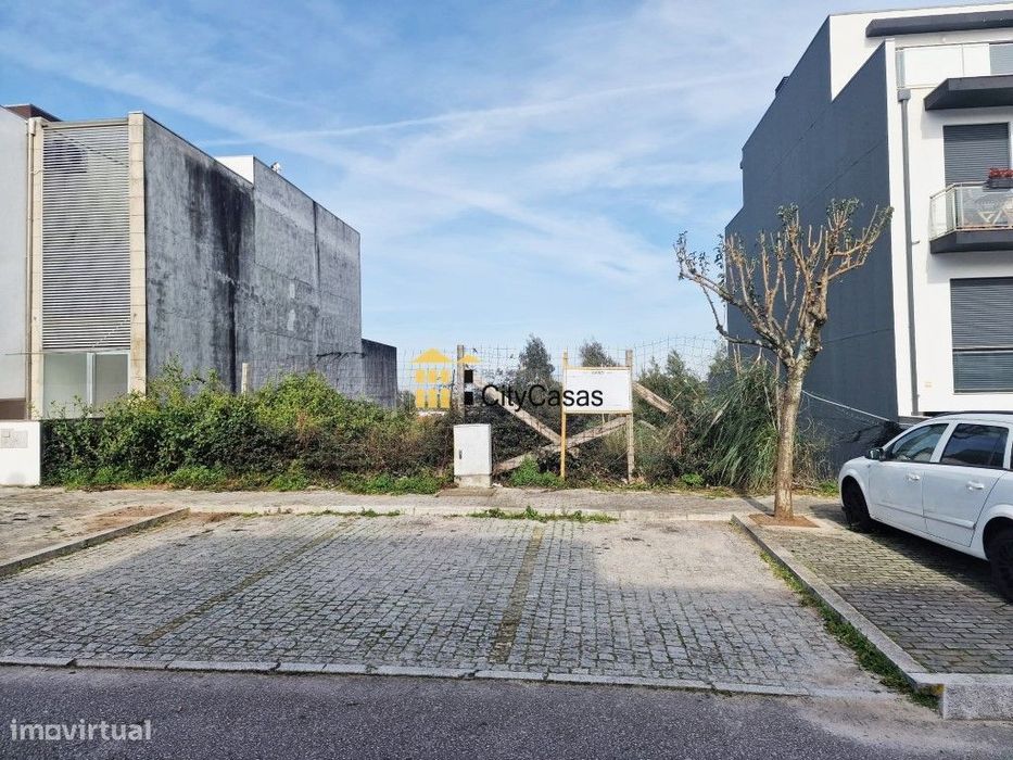 Terreno c/ Projeto de Moradia Bifamiliar