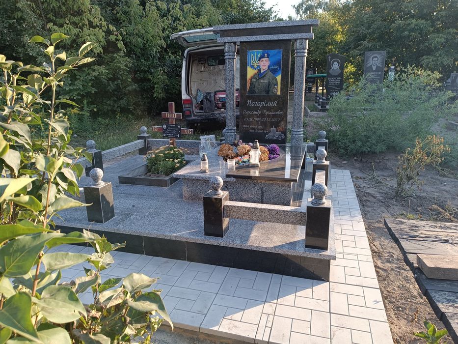 Меморіальні комплекси Пам'ятники, граніт. Встановлення демонтаж