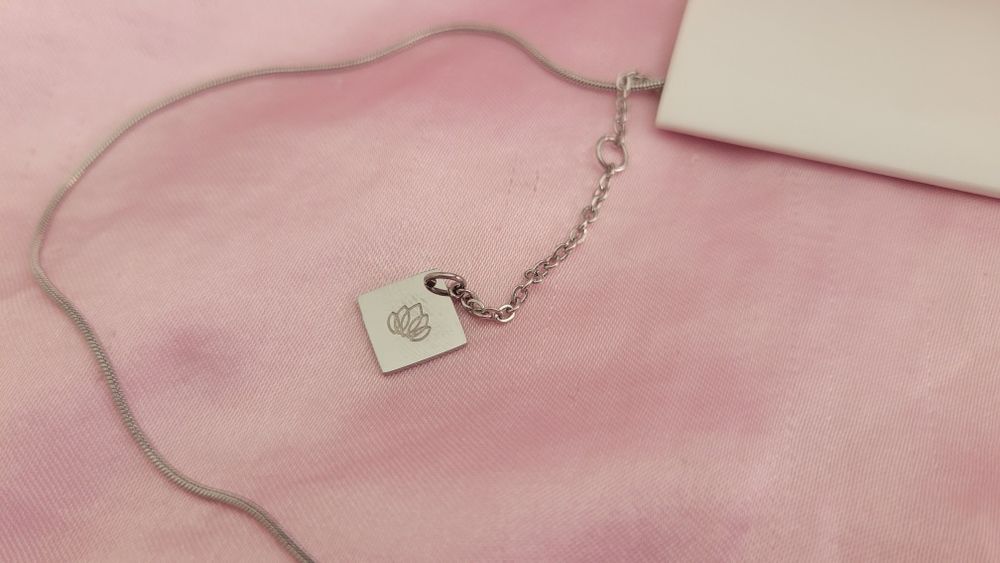 Colar Prateado de Aço Inoxidável com Pedra