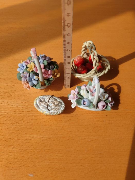 Conjunto de flores em cerâmica.