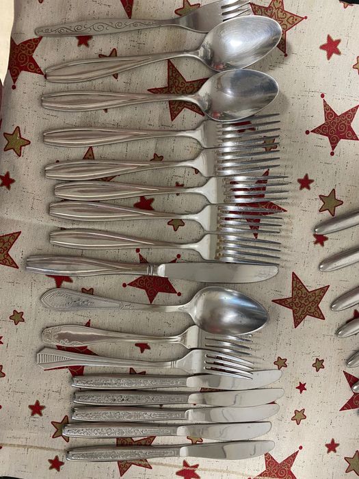 Виделки, ложки ножі