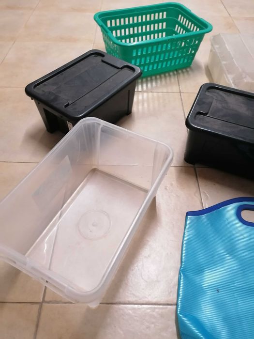 Caixas, cesto e saco, tudo por  5€