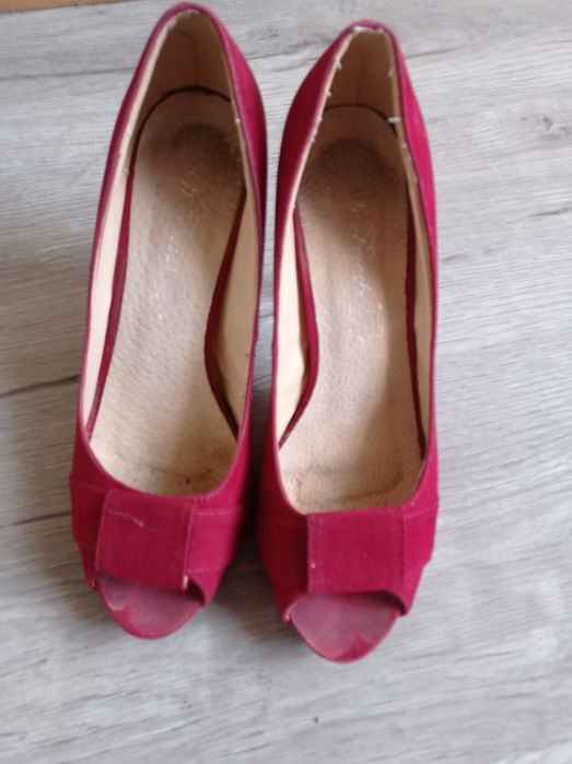 Buty czerwone na obcasie