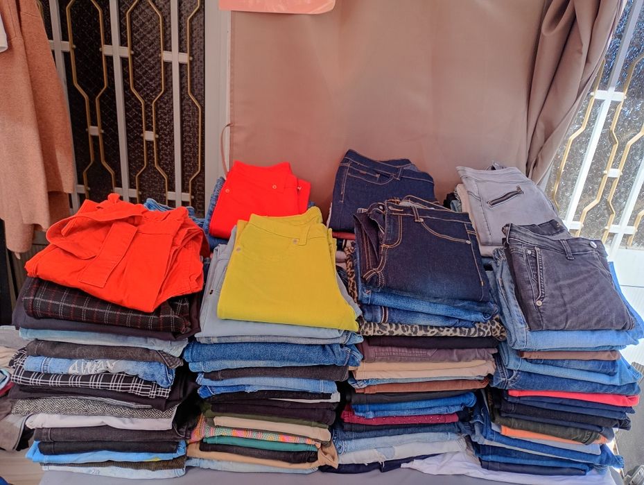 Para revenda lotes de 20 pares de calças semi novas só 10€ lotes aleatórios