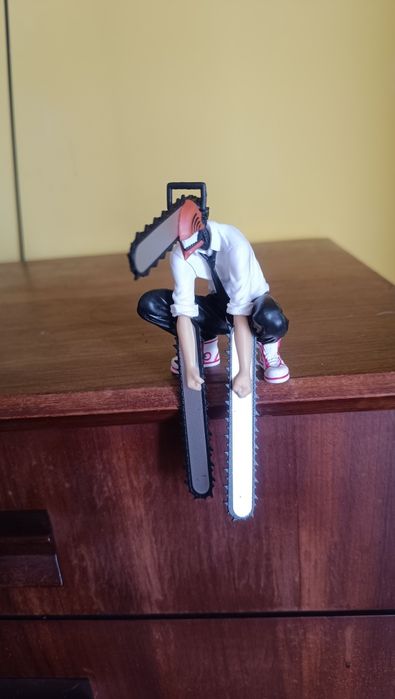 Action figura Chainsaw Man, com cerca de 14cm de altura. Feita e