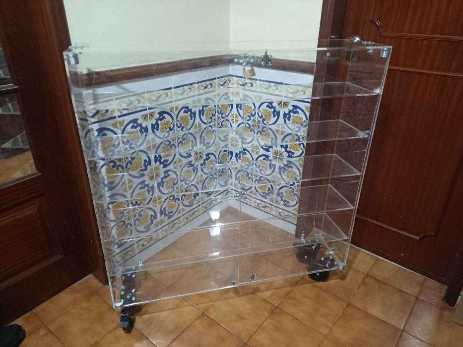 expositor acrilico grande com rodas e cadeado