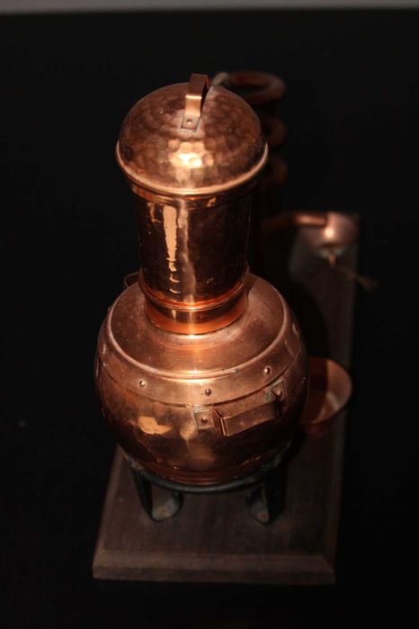 Alambique de Cobre Martelado com Base de Madeira