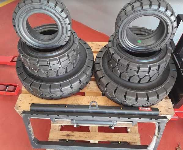 Pneus  maciços  pretos brancos  empilhador  toyota  linde  still