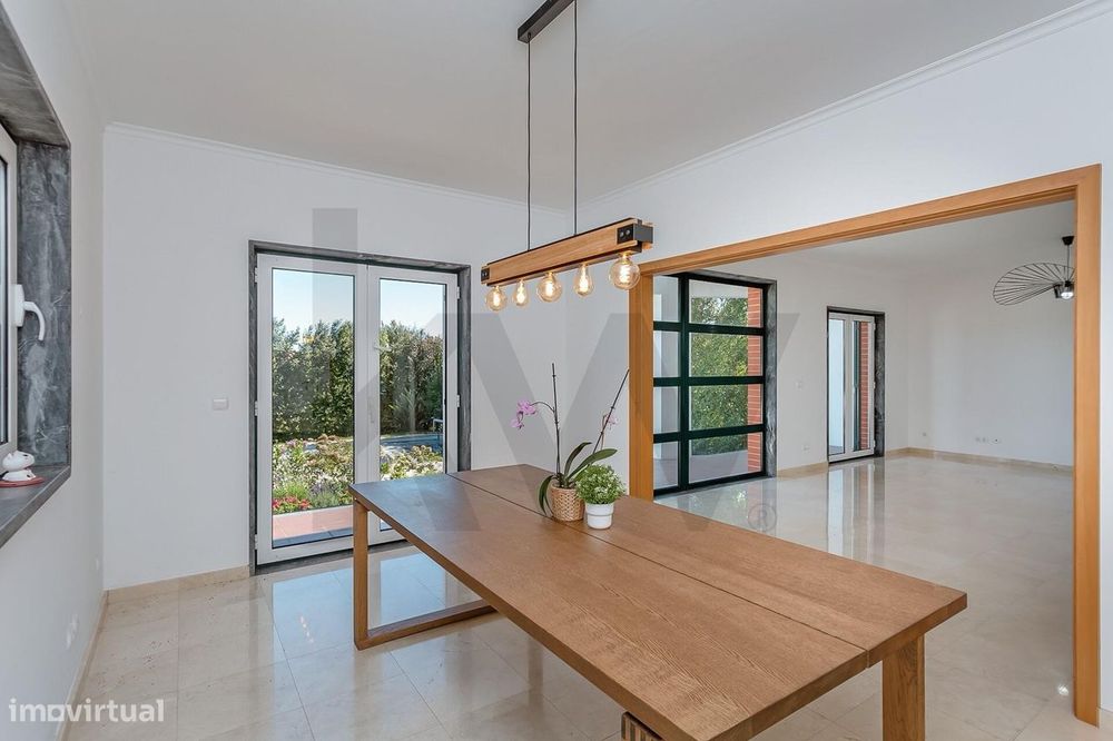 Moradia T4+2 com Jardim e Piscina para Arrendamento, junto ao Oeiras G