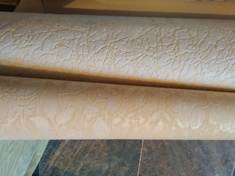 Большой рулон и остатки обоев