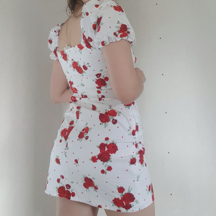 Biała sukienka w róże