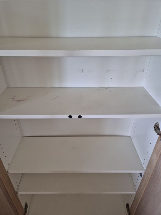 Regał ikea Billy że szklanymi drzwiami.