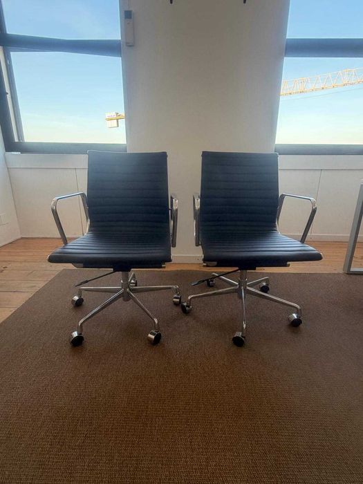 Cadeiras em pele Charles Eames