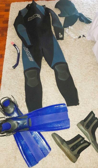 Equipamento completo de mergulho: fato 7mm, botas, máscara e saco.