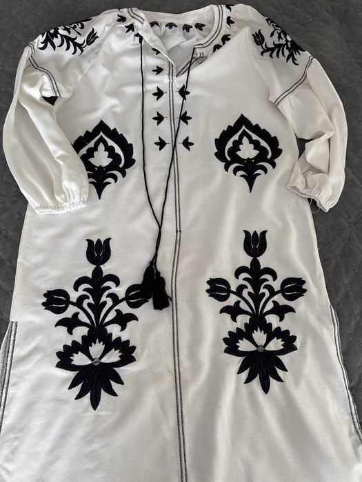 Вишивана сукня розмір М