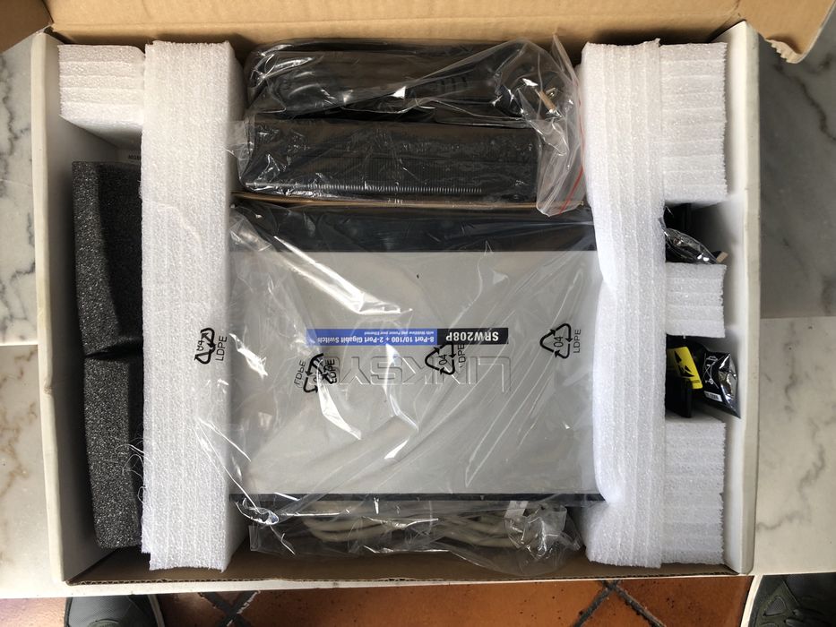 Switch Linksis 8 Ports + 2 Gigabit64284420591233124