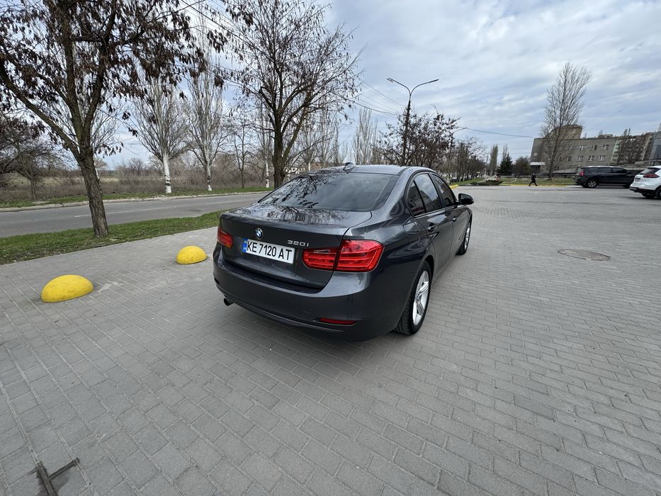 BMW F30 320i.