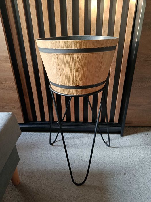 Donica drewnopodobna na stelażu metalowym