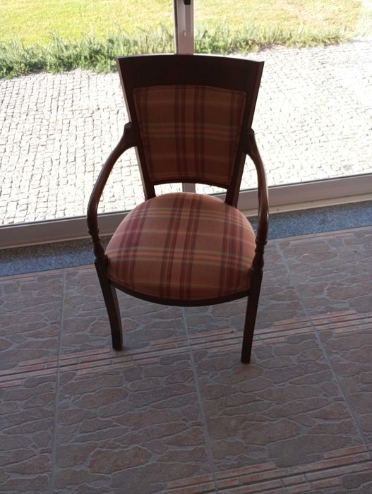 Cama de casal,estrado,mesinhas,cadeira,comoda.