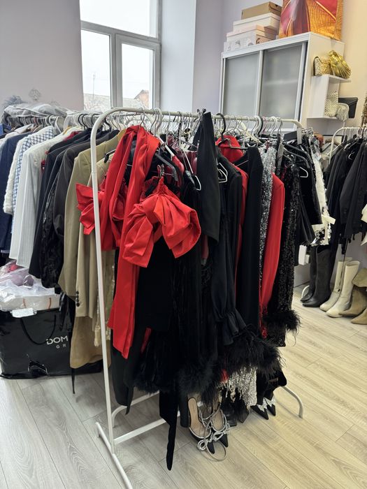 Металева стійка для одягу в магазин