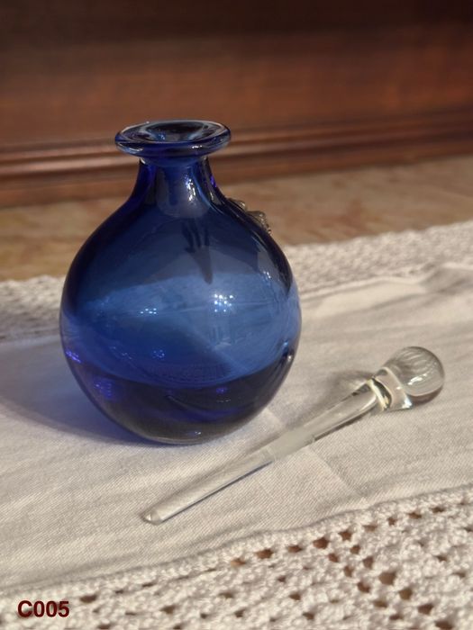 Frasco de perfume com detalhe em estanho