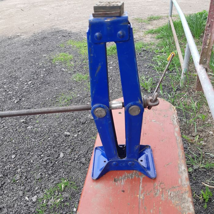 Домкрат автомобільний