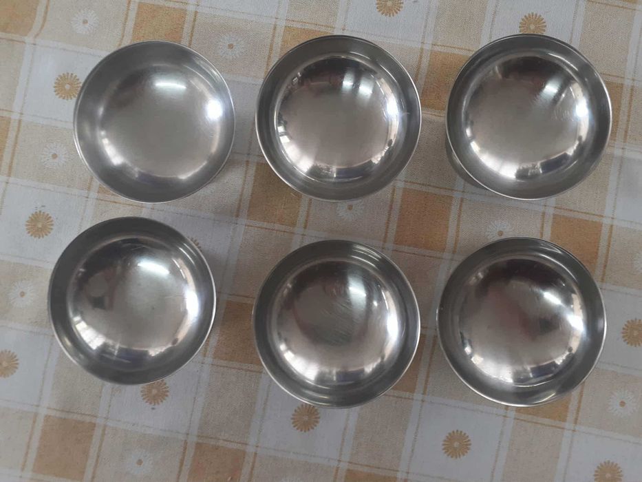 Vendo para desocupar conjunto de 6 taças para sobremesa em inox. 8€.
