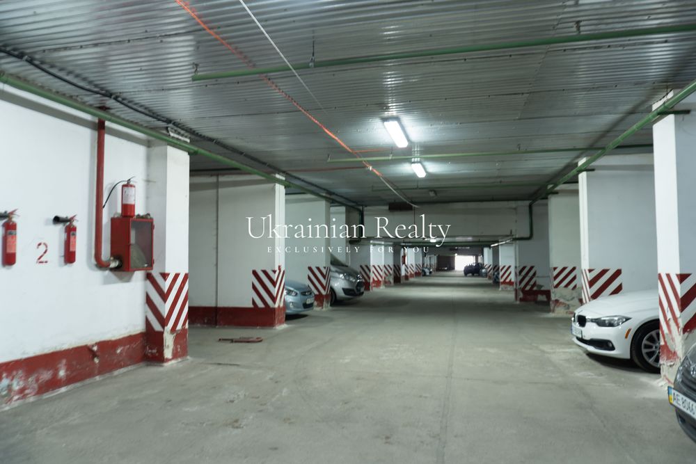 Продаж паркомісця в закритому паркінгу по вул. Кудрявська, 13–19
