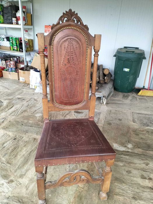 Cadeiras antigas de madeira e couro.