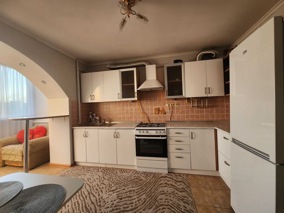 Простора однокімнатна квартира з євроремонтом, меблями та технікою