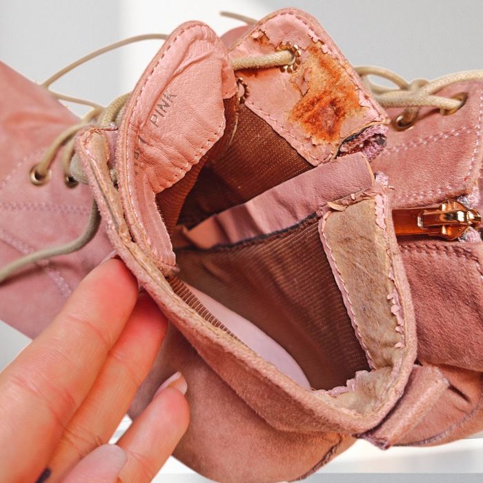 Pudrowe botki damskie na obcasie zamszowe jesienne