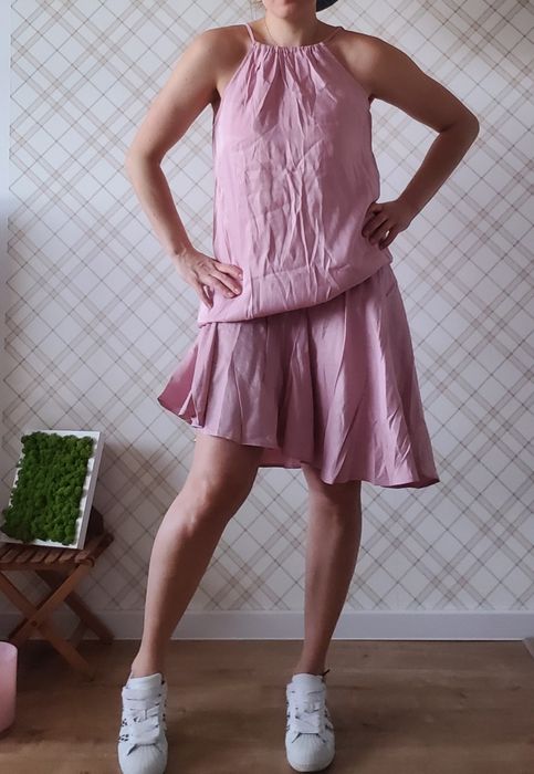 Różowa sukienka z połyskującym materiałem Bodyflirt r.40