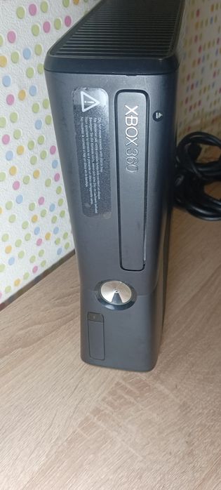 Продаю Xbox 360 Slim с установленным Freeboot