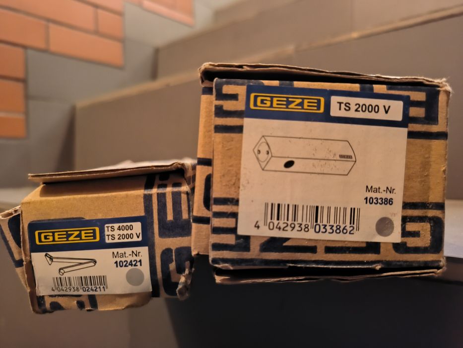 Geze TS 2000V samozamykacz srebrny z ramieniem