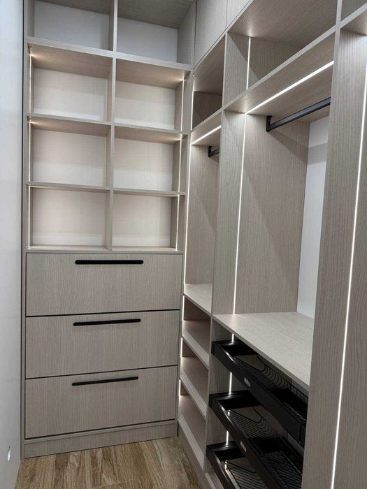 Виготовлення меблів на замовлення / Кухні, шафи на замовлення